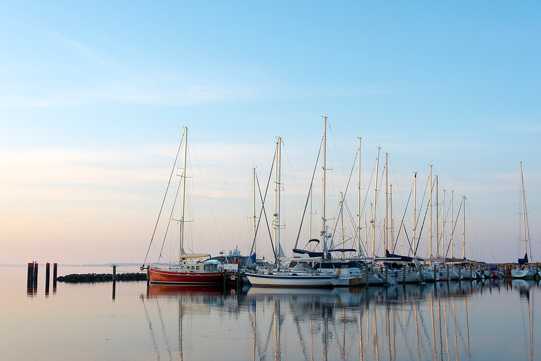 Segelboote spiegeln sich im Wasser, Kloster, Insel Hiddensee, Mecklenburg-Vorpommern, Deutschland