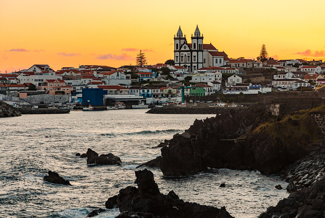 Malerischer Blick auf das Städtchen São Mateus da Calheta im Süden der Insel Terceira bei Sonnenuntergang, Azoren, Portugal