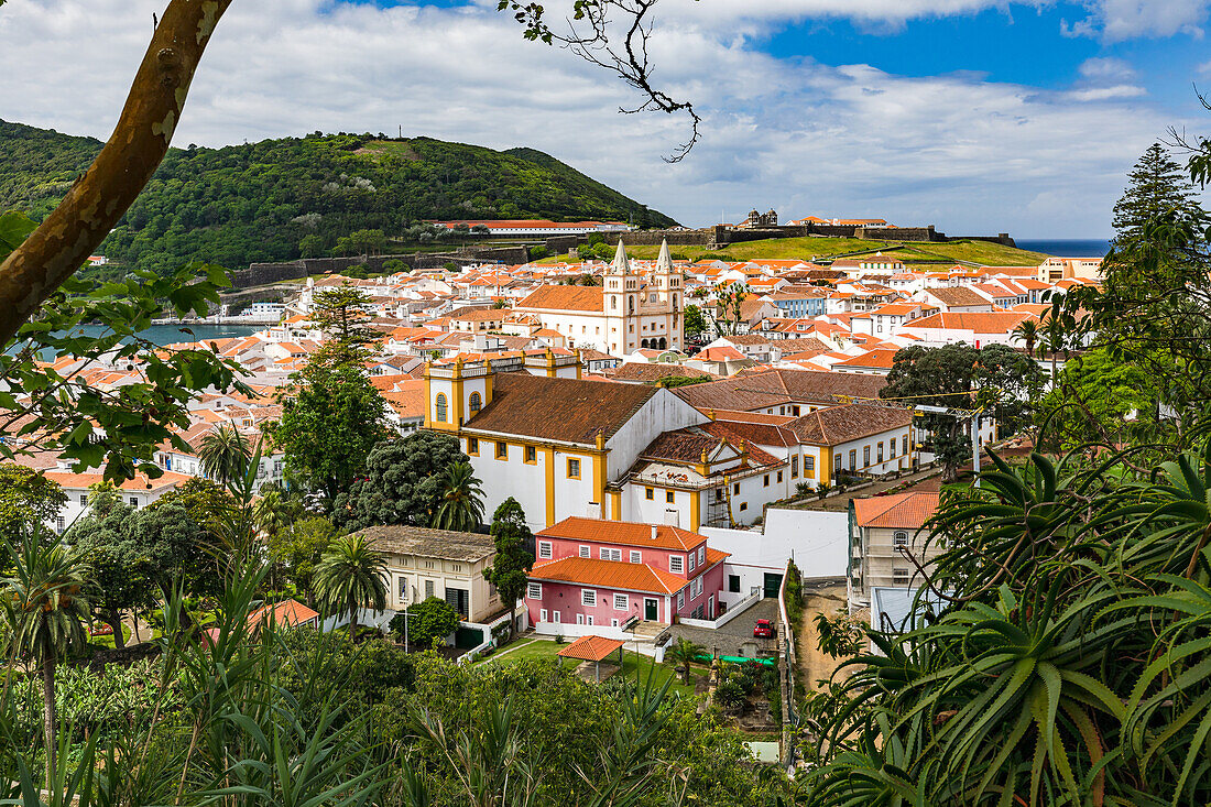 Aussicht auf die malerische Stadt Angra do Heroísmo auf der Insel Terceira, Azoren, Portugal