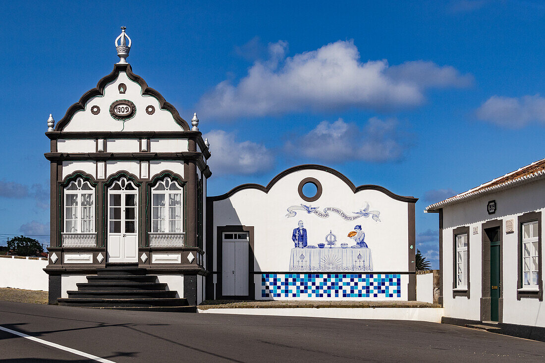 Das religiös genutzte Gebäude Império do Espírito Santo de Porto Martins e Despensa auf der portugiesischen Insel Terceira, Azoren