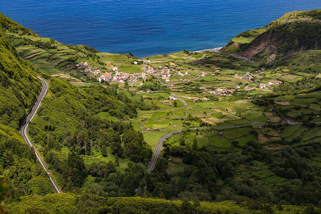 Ausblick vom Aussichtspunkt Craveiro Lopes auf das Dorf Fajãzinha auf der Azoren Insel Flores, Portugal