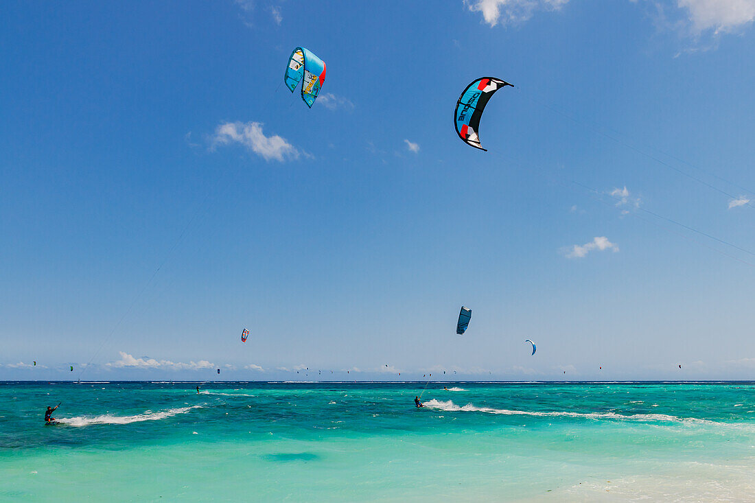 Ein Schwarm voller Kitesurfer am paradiesischen Strand von Le Morne auf der Insel Mauritius, Indischer Ozean