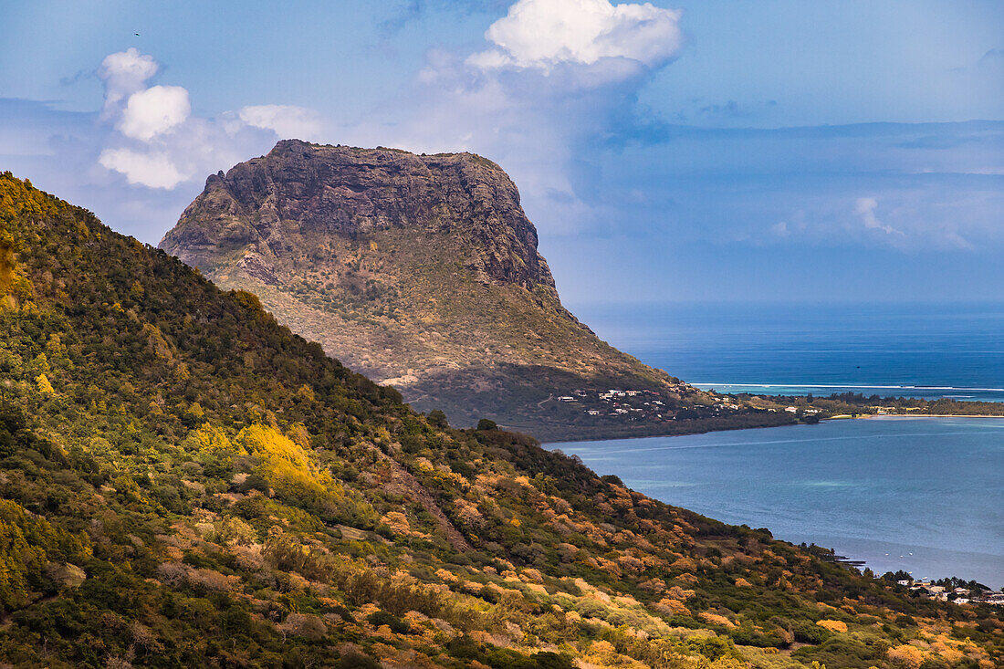 Aussicht auf den markanten Berg Le Morne Brabant vom Le Morne Tamarin Viewpoint im Südwesten von Mauritius, Indischer Ozean