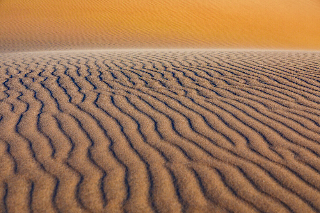 Verwehungen im Sand einer Düne in der Namib-Wüste, Namibia, Afrika