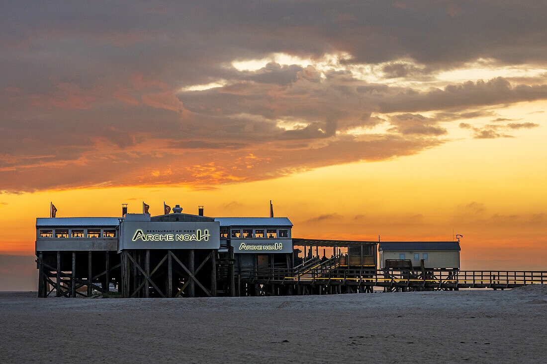 Blick auf das Stelzenhaus Arche Noah in Sankt-Peter-Ording, Abendlicht, Nordfriesland, Schleswig-Holstein, Deutschland