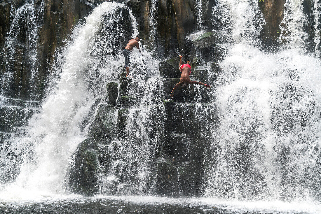 Einheimische Jugendliche springen und baden im Wasserfall Rochester Falls bei  Souillac, Mauritius, Afrika
