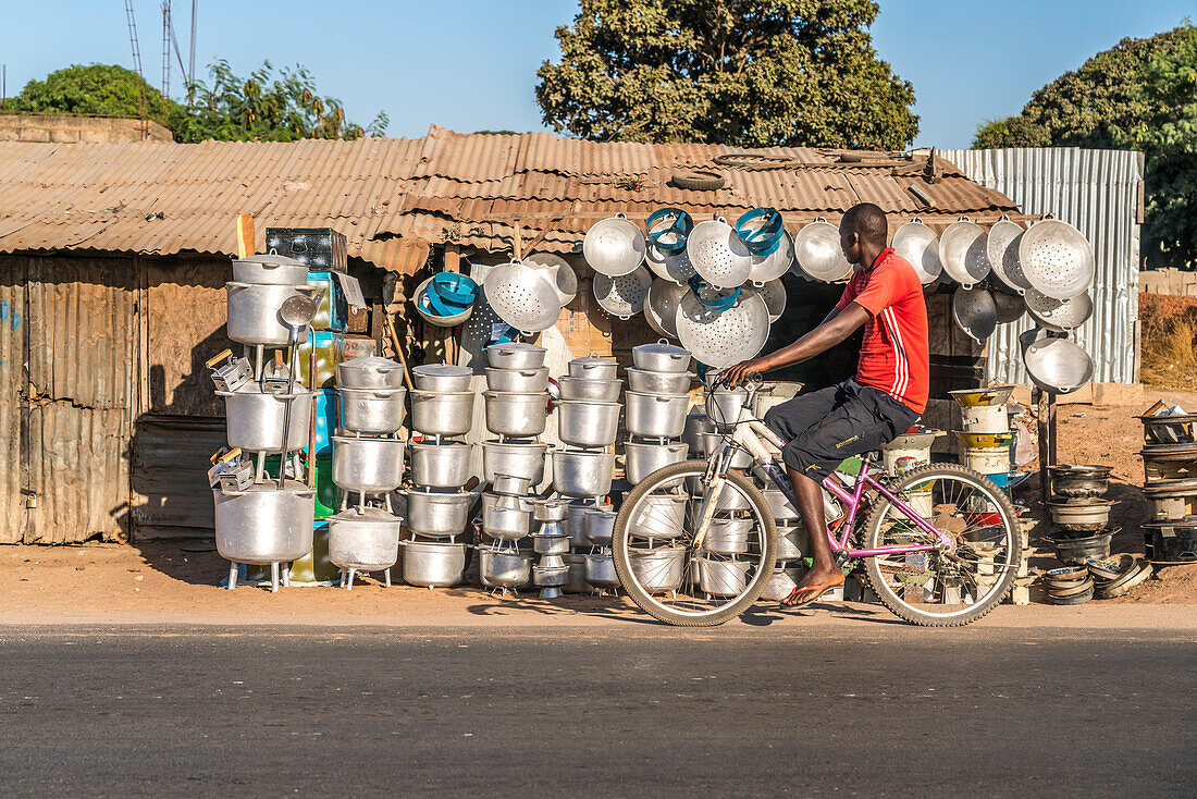 Kochtöpfe auf dem Markt in Tanji, Gambia, Westafrika