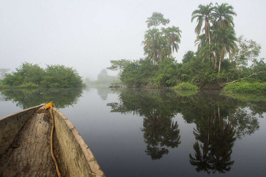 Kanu auf dem Fluss Lekoli, Demokratische Republik Kongo
