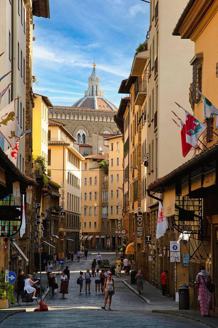 Touristen auf der Ponte Vecchio, Florenz, Toskana, Italien.