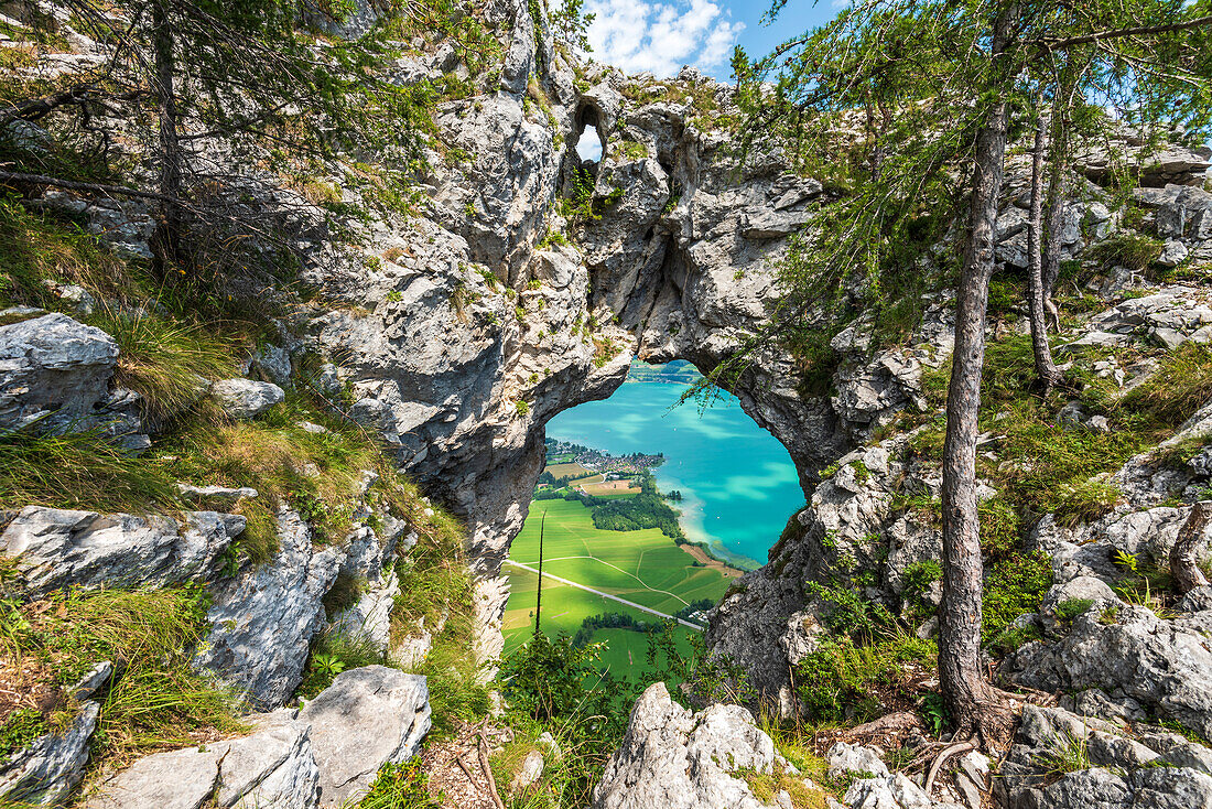 Felsenfenster Drachenloch nahe der Drachenwand am Mondsee, Salzkammergut, Österreich