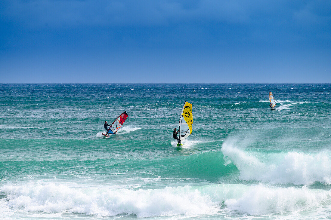 Windsurfer am Strand bei Western Cape, Südafrika. Afrika