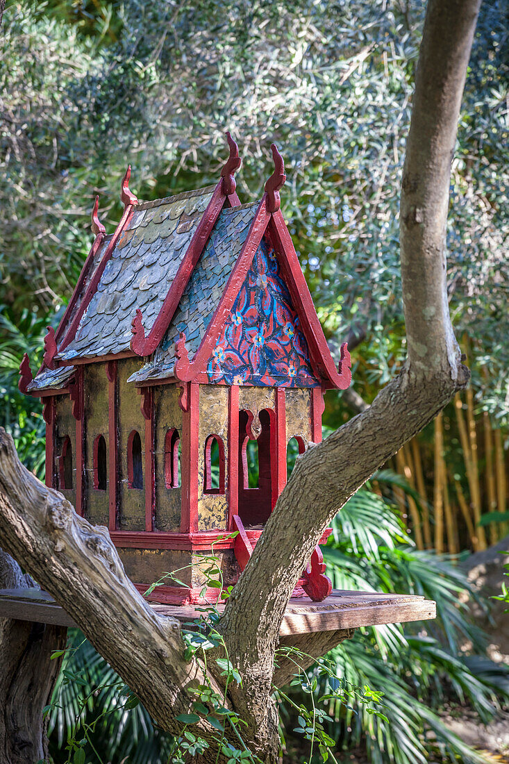 Thailändischer Miniatur-Tempel im Garten La Mortella in Forio, Insel Ischia, Golf von Neapel, Kampanien, Italien