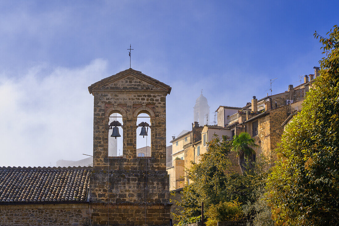 Herbstmorgen in Montalcino, Toskana, Italien