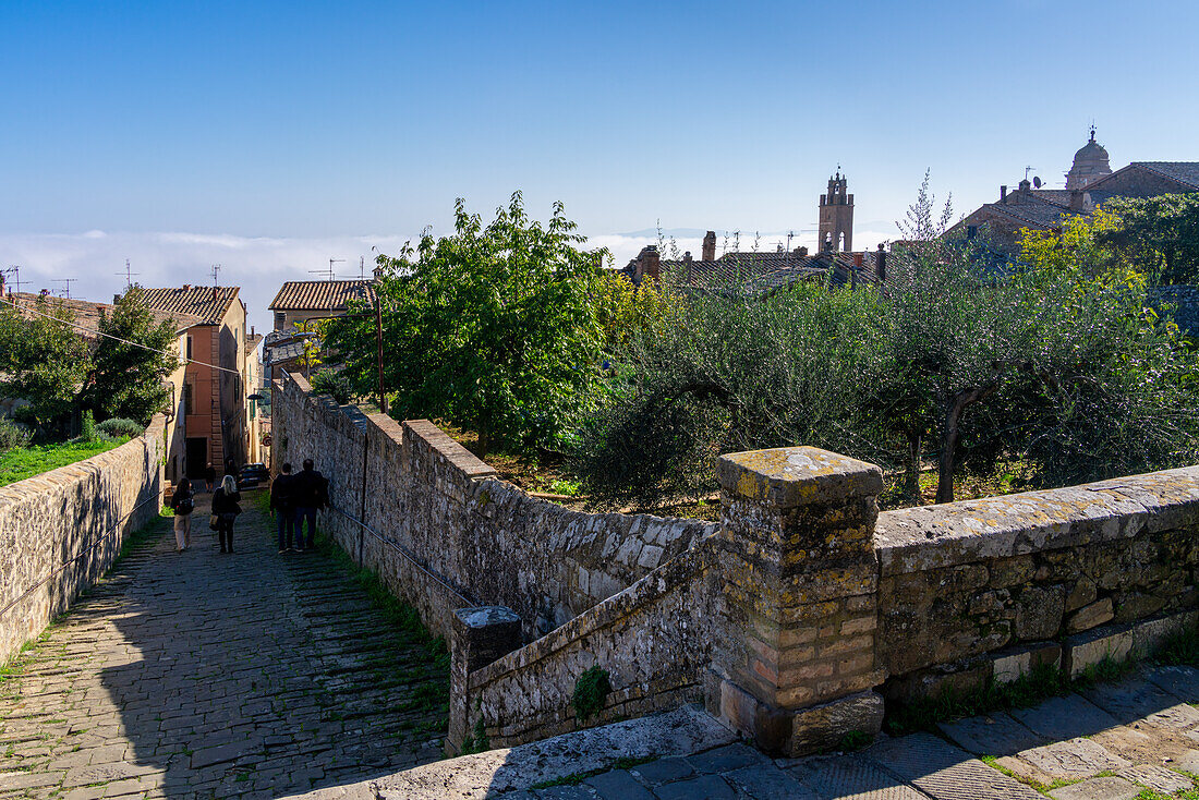 Touristen in den Gassen von Montalcino, Toskana, Italien