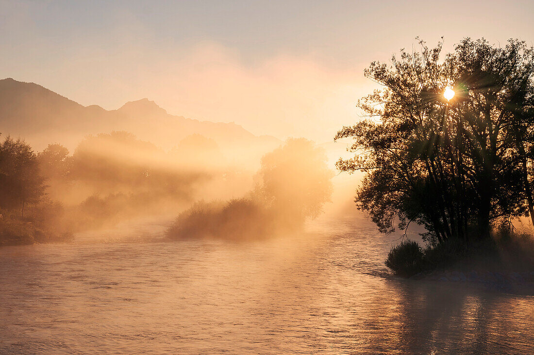 Sonnenaufgang an der Loisach, Großweil, Bayern, Deutschland