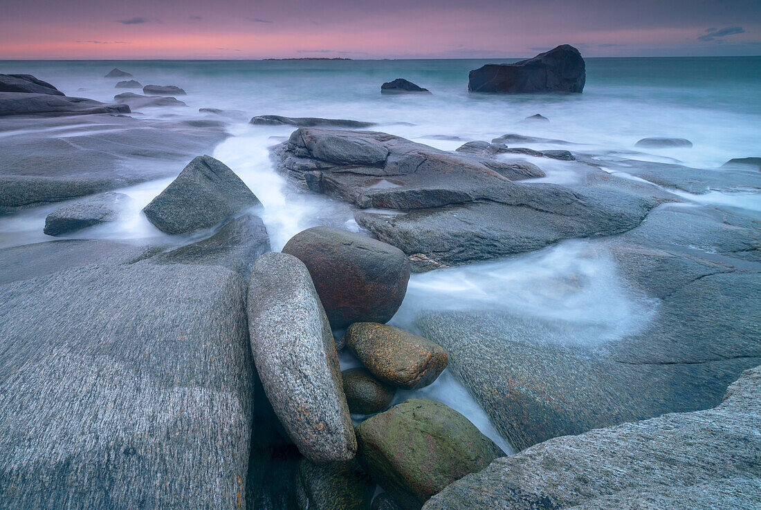 Am Strand von Uttakleiv auf den Lofoten in Nordnorwegen, Norwegen, Skandinavien