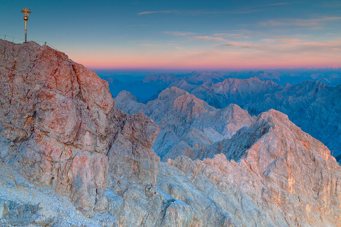 Gipfelkreuz der Zugspitze und Blick über den Jubiläumsgrat, Bayern, Deutschland