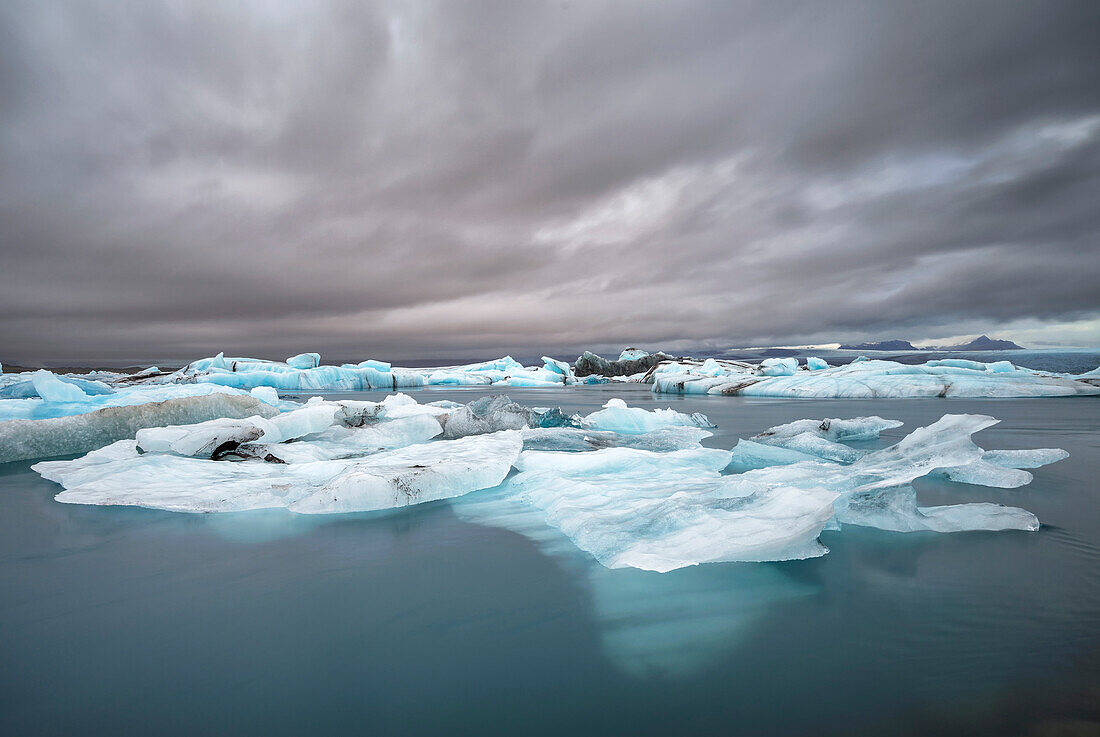 Blick über den Gletschersee Jökulsárlón auf Island