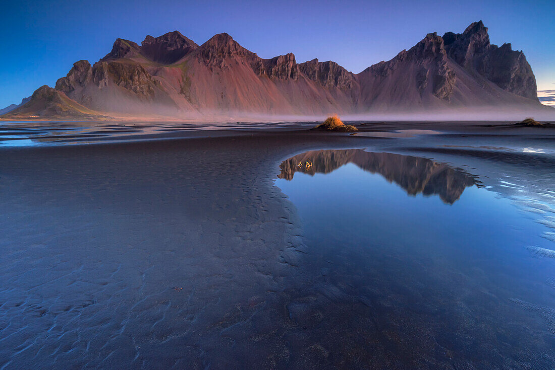 Der Berg Vestrahorn am schwarzen Vulkanstrand von Stokksnes in Island, Nordeuropa
