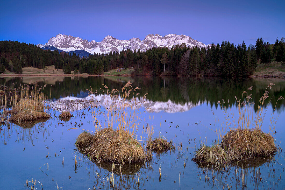 Spring evening at Geroldsee with a view of the Karwendel mountains.