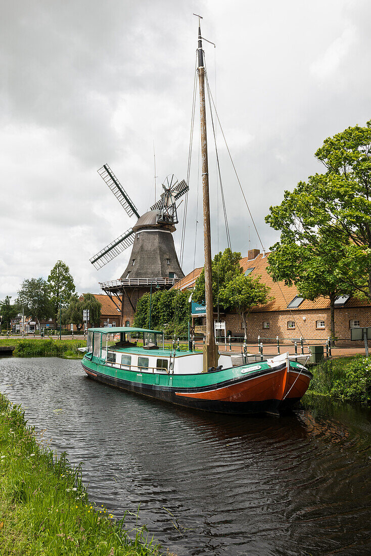 Kanal mit Windmühle, Westgroßefehn, Großefehn, Ostfriesland, Niedersachsen, Deutschland