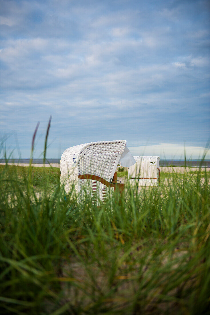Beach grass (Ammophila arenaria) and white beach chairs, Wadden Sea, Schillig, Wangerland, East Frisia, Lower Saxony, North Sea, Germany