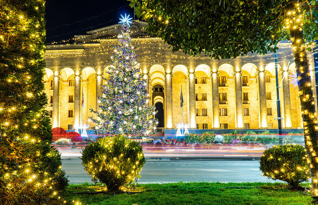 Weihnachtsbaum der Hauptstadt von Georgien Tiflis auf der Rustaveli Avenue vor dem Parlamentsgebäude