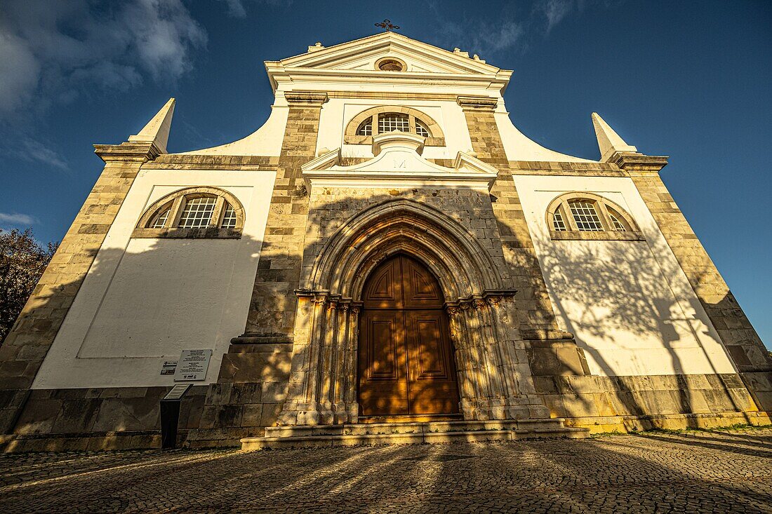 Kirche Santa Maria do Castelo in der Altstadt von Tavira, Algarve, Portugal