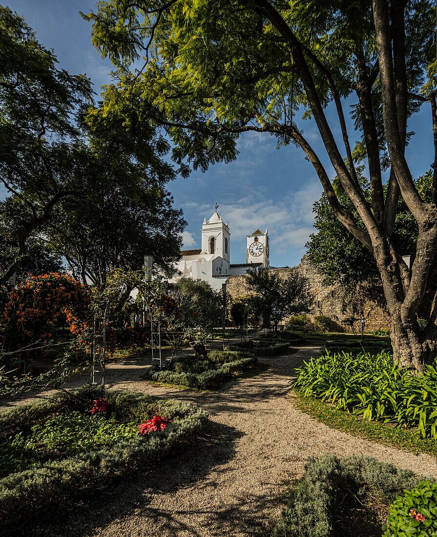 Blick vom botanischen Garten im Castelo da Tavira zur Kirche Santa Maria do Castelo, Tavira, Algarve, Portugal