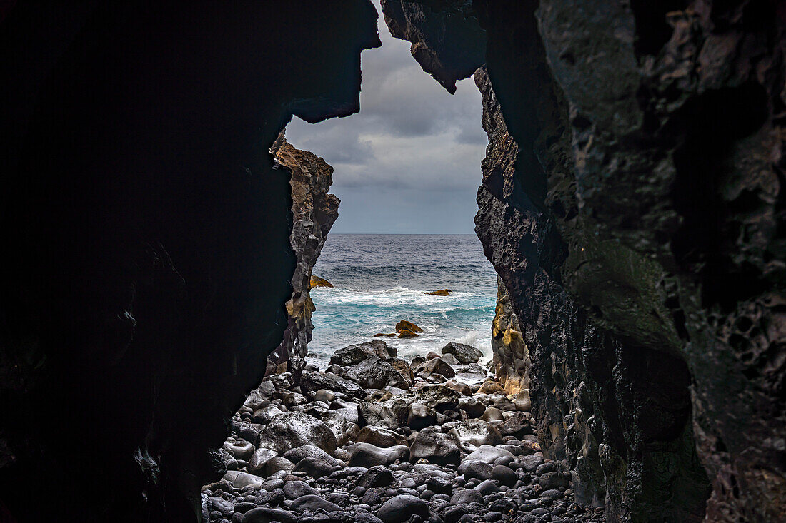 Lava Höhle beim Charco Azul, El Hierro, Kanarische Inseln, Spanien