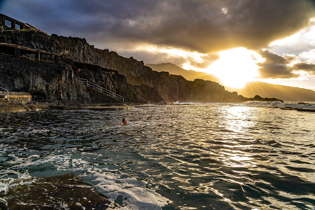 Sonnenuntergang am Naturschwimmbecken La Maceta, El Hierro, Kanarische Inseln, Spanien 