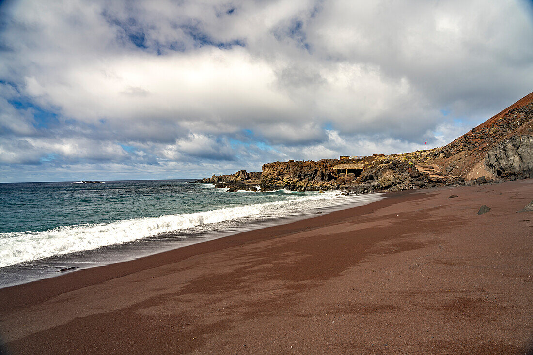 Der rote Strand Playa del Verodal, El Hierro, Kanarische Inseln, Spanien
