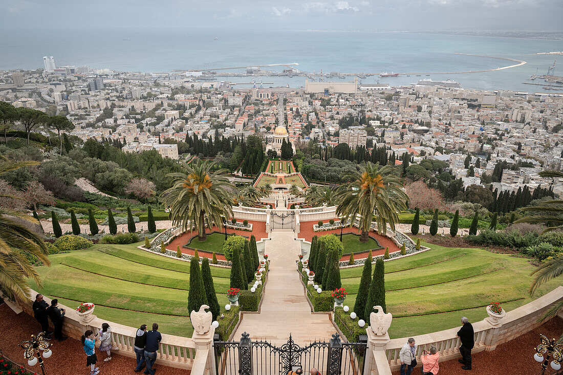 Blick über die Gärten des Schrein des Bab (Heiligtum der Bahai) zum Mittelmeer, Haifa, Israel, Mittlerer Osten, Asien