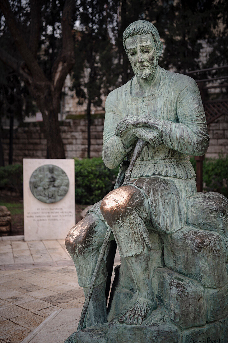 abgenutzte Bronze Skulptur am Vorplatz der Verkündigungsbasilika von Nazareth, Israel, Mittlerer Osten, Asien
