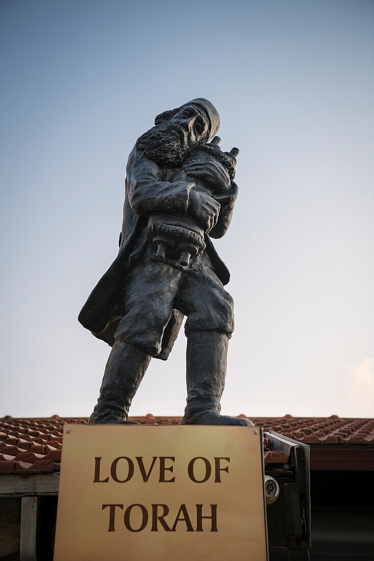 Skulptur eines orthodoxen Juden welcher eine Torah umarmt, Schriftzug Love of Torah, Safed (auch Tsfat), Galiläa, Israel, Mittlerer Osten, Asien