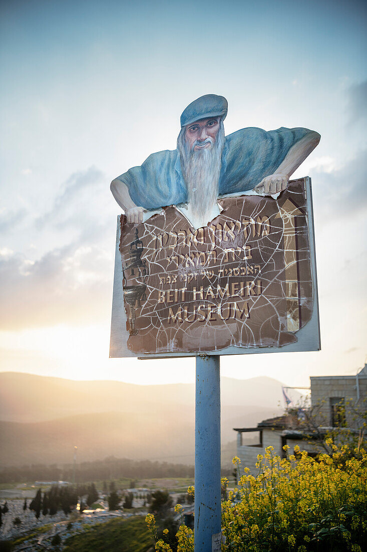 Schild mit Hinweis auf ein Museum, Blick auf die umliegenden Berge von Safed (auch Tsfat) und den jüdischen Friedhof, Galiläa, Israel, Mittlerer Osten, Asien