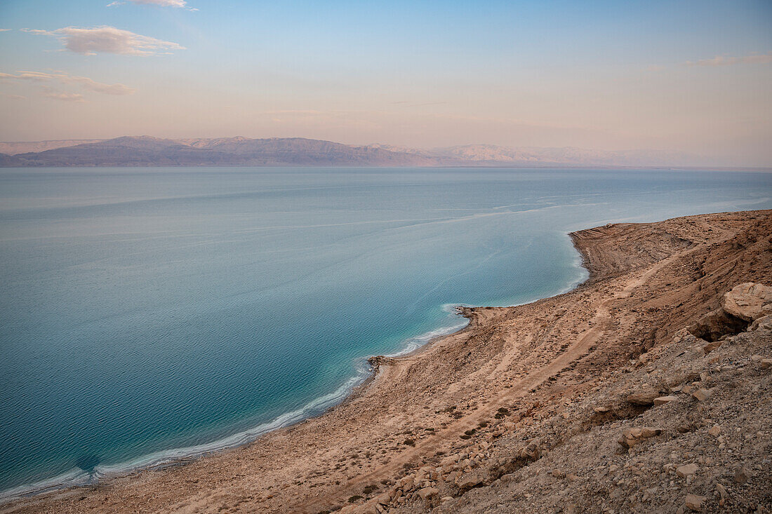 Küstenlandschaft mit Salzablagerungen, Totes Meer, Israel, Mittlerer Osten, Asien