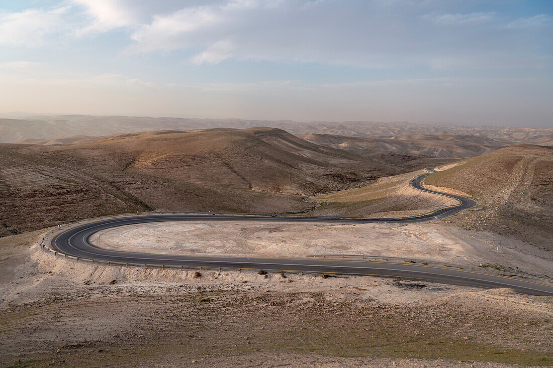 gut ausgebaute Straße führt durch karge Landschaft zur Festung von Masada, Totes Meer, Israel, Mittlerer Osten, Asien, UNESCO Weltkulturerbe