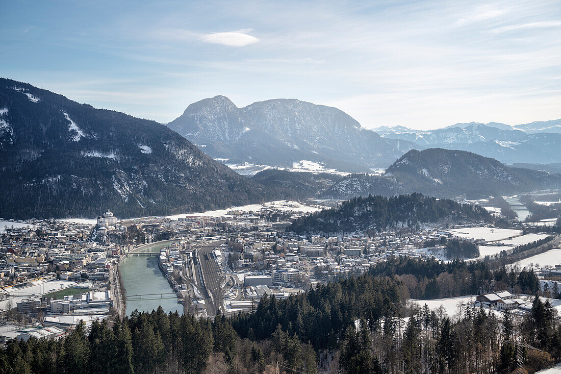 winterlicher Blick vom Thierberg auf Festung Kufstein samt Stadt, Fluss Inn, Tirol, Österreich, Alpen, Europa
