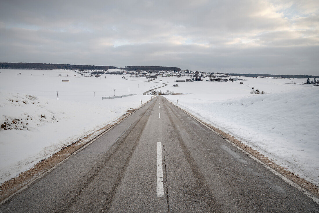 wintry road near Mundingen near Ehingen, Alb Donau district, Swabian Alb, Baden-Württemberg, Germany