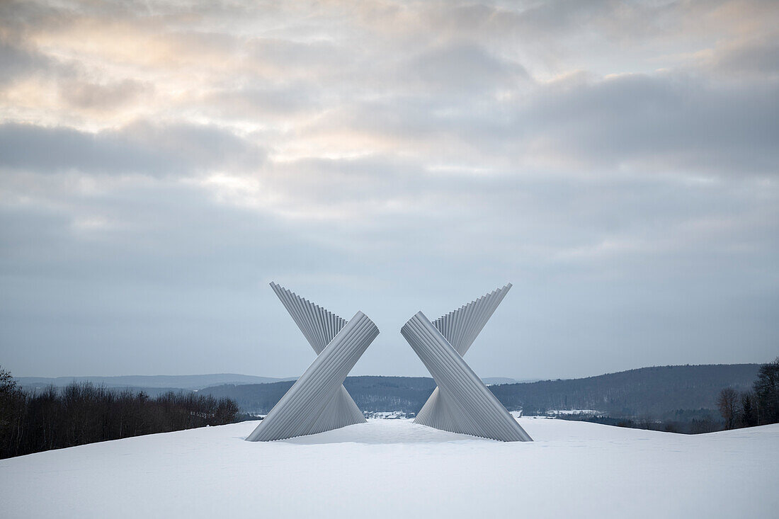 Skulptur "Enger und weiter Horizont" in winterlicher Landschaft, Mundingen bei Ehingen, Alb Donau Kreis, Schwäbische Alb, Baden-Württemberg, Deutschland