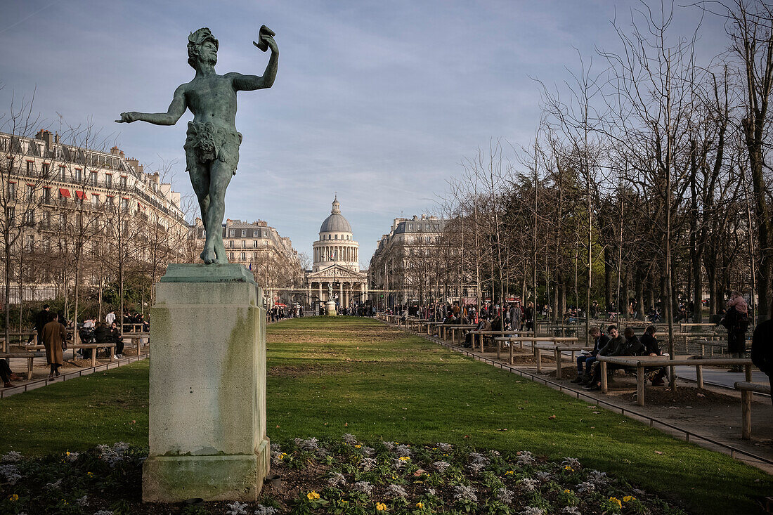 Skulptur im Park "Le Jardin du Luxembourg" mit Blick zum Pantheon, Hauptstadt Paris, Ile de France, Frankreich 