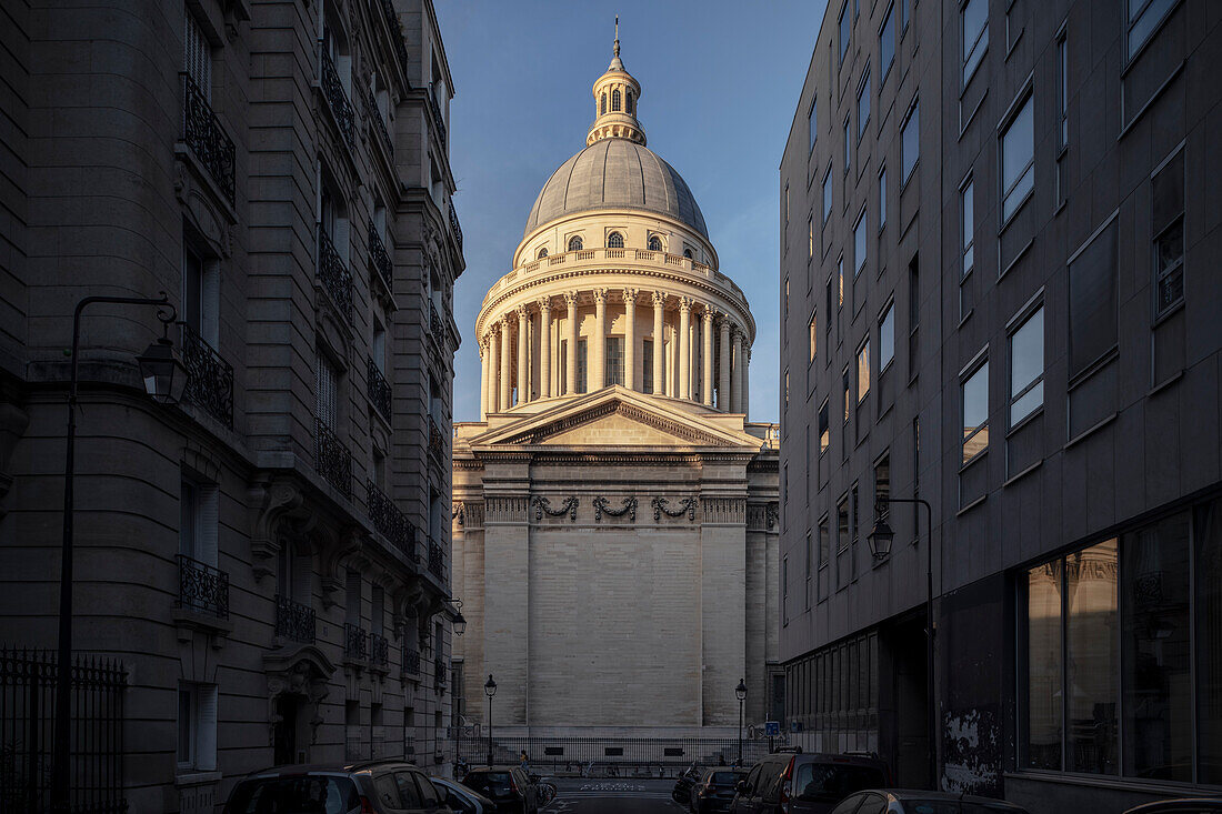 Blick durch Straßenschlucht zur Kuppel des Pantheon (Nationale Ruhmeshalle), Hauptstadt Paris, Ile de France, Frankreich 