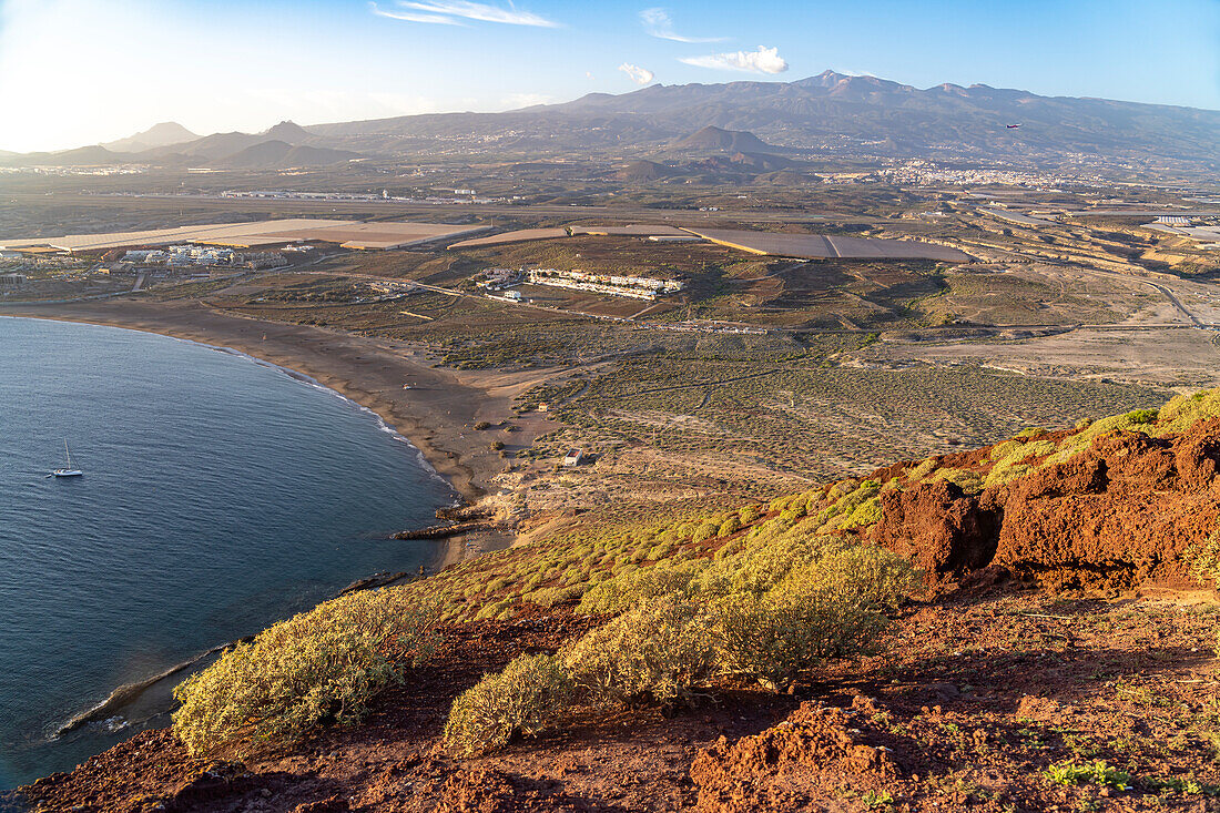 Blick vom Berg Montana Roja auf den Strand Playa La Tejita bei El Medano, Granadilla de Abona, Insel Teneriffa, Kanarische Inseln, Spanien, Europa