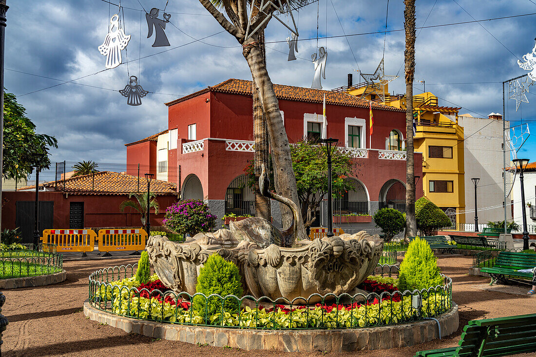 Fountain in Plaza de la Iglesia square, Puerto de la Cruz, Tenerife, Canary Islands, Spain