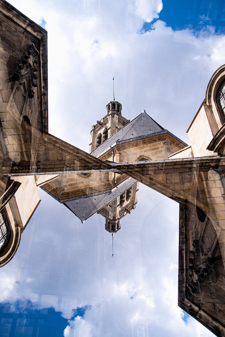 Doppelbelichtung der Eglise Saint-Laurent, gesehen von der Rue du Faubourg Saint-Martin in Paris, Frankreich.