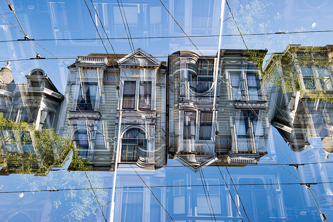 Doppelbelichtung eines hölzernen Wohngebäudes im viktorianischen Stil in der Hayden Street in San Francisco, Kalifornien.