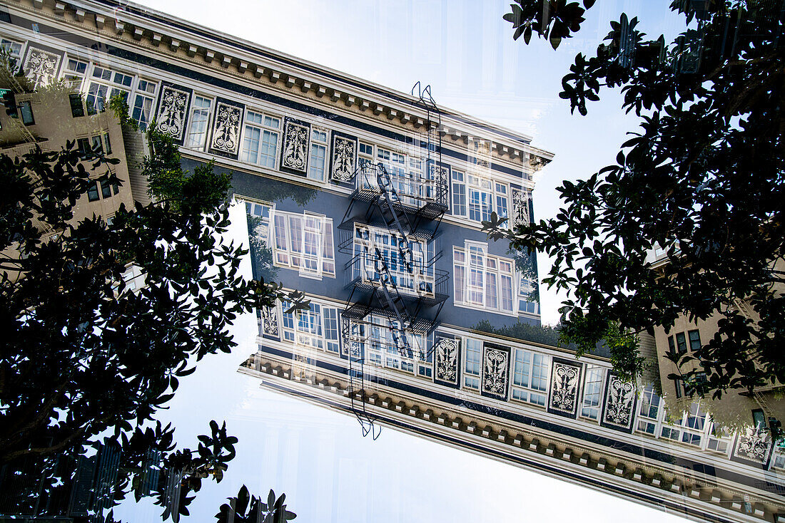 Feuerleiter auf der Rückseite eines blau gestrichenen Gebäudes in San Francisco, Kalifornien.