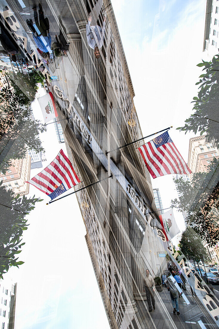 Doppelbelichtung eines Gebäudes in der California Street mit der amerikanischen Flagge im Financial District von San Francisco, Kalifornien.