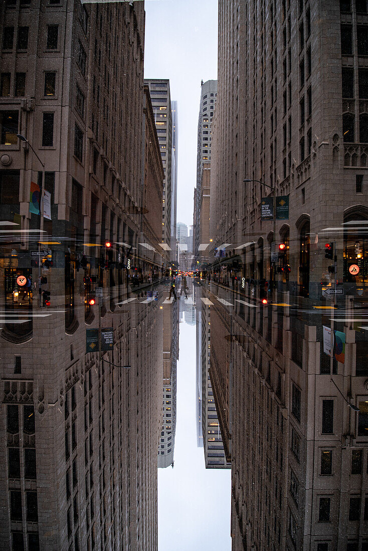 Doppelbelichtung des Viewx in der Montgomery Street im Bereich Financial District von San Francisco, Kalifornien.